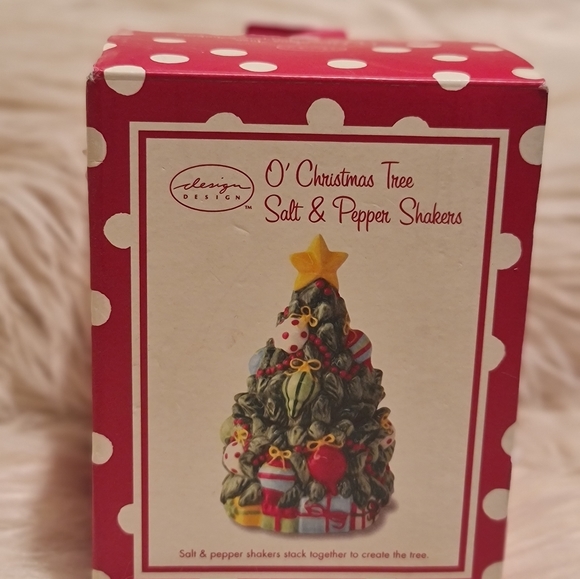 Vintage Design Christmas Tree Salt & Pepper Shaker Stack - Picture 7 of 7
